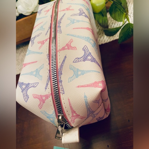 NWT! Cosmetic bag with zipper. White color with Paris design. - Picture 6 of 9